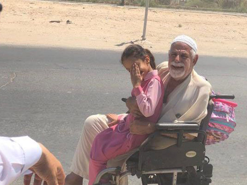 سعودي يهدي سيارة لمسن ينقل ابنته لمدرستها على كرسيه المتحرك